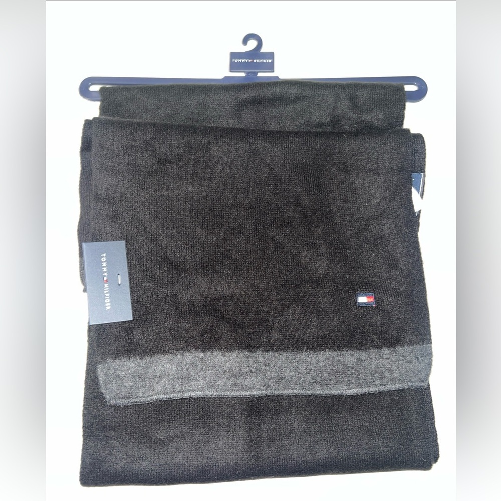 Tommy Hilfiger Unisex Black & Grey Reversible Scarf – Premium Knit Fabric NWT